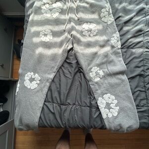 Authentic Denim Tears Sweatpants in Heather Gray with White Floral Wreath – L